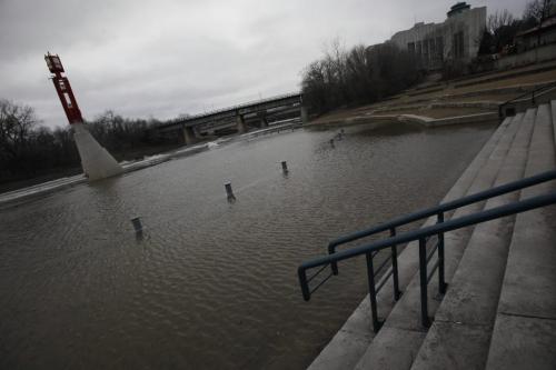 BORIS.MINKEVICH@FREEPRESS.MB.CA  100318 BORIS MINKEVICH / WINNIPEG FREE PRESS Assiniboine River levels at The Forks in WInnipeg.