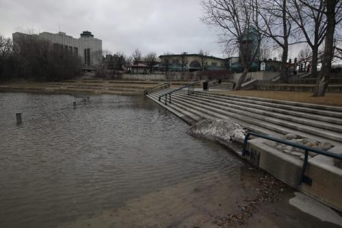 BORIS.MINKEVICH@FREEPRESS.MB.CA  100318 BORIS MINKEVICH / WINNIPEG FREE PRESS Assiniboine River levels at The Forks in WInnipeg.