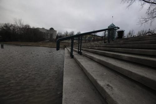 BORIS.MINKEVICH@FREEPRESS.MB.CA  100318 BORIS MINKEVICH / WINNIPEG FREE PRESS Assiniboine River levels at The Forks in WInnipeg.