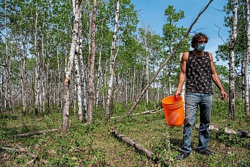 ALEX LUPUL / WINNIPEG FREE PRESS  

David Beer, co-owner of the western Manitoba based company Wildland Foods, searches for wild mushrooms on Saturday, June 5, 2021.

Reporter: Ben Waldman