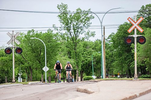 MIKAELA MACKENZIE / WINNIPEG FREE PRESS

Wellington Crescent, which is currently restricted to one block of vehicle travel, in Winnipeg on Friday, June 11, 2021. For JS story.
Winnipeg Free Press 2021.