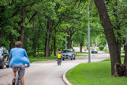 MIKAELA MACKENZIE / WINNIPEG FREE PRESS

Wellington Crescent, which is currently restricted to one block of vehicle travel, in Winnipeg on Friday, June 11, 2021. For JS story.
Winnipeg Free Press 2021.