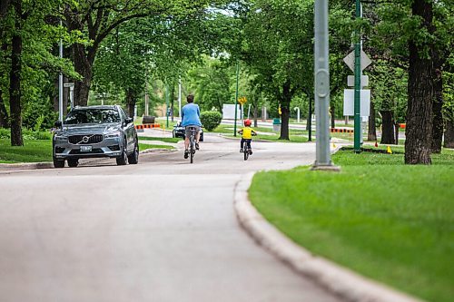 MIKAELA MACKENZIE / WINNIPEG FREE PRESS

Wellington Crescent, which is currently restricted to one block of vehicle travel, in Winnipeg on Friday, June 11, 2021. For JS story.
Winnipeg Free Press 2021.