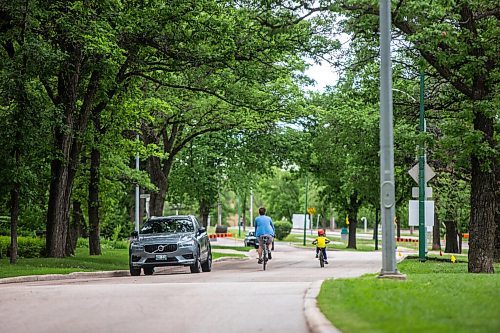 MIKAELA MACKENZIE / WINNIPEG FREE PRESS

Wellington Crescent, which is currently restricted to one block of vehicle travel, in Winnipeg on Friday, June 11, 2021. For JS story.
Winnipeg Free Press 2021.