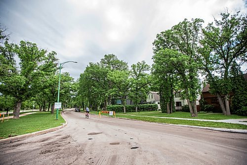 MIKAELA MACKENZIE / WINNIPEG FREE PRESS

Wellington Crescent, which is currently restricted to one block of vehicle travel, in Winnipeg on Friday, June 11, 2021. For JS story.
Winnipeg Free Press 2021.