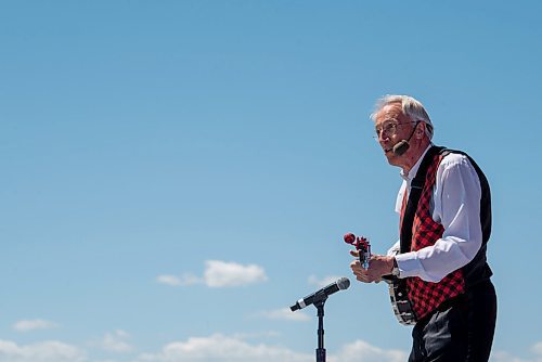 ALEX LUPUL / WINNIPEG FREE PRESS  

Al Simmons performs at the Winnipeg International Children's Festival at the Red River Exhibition Park on Sunday, June 13, 2021. Due to ongoing restrictions, the format has shifted to a drive-in format.