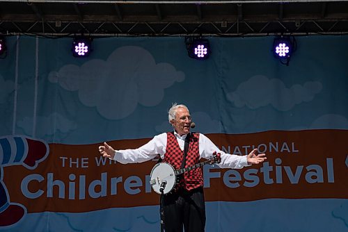 ALEX LUPUL / WINNIPEG FREE PRESS  

Al Simmons performs at the Winnipeg International Children's Festival at the Red River Exhibition Park on Sunday, June 13, 2021. Due to ongoing restrictions, the format has shifted to a drive-in format.