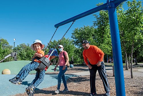 ALEX LUPUL / WINNIPEG FREE PRESS  

Hector Borges and Albani Da Silva push their sons Lucas and Mateo on the swings at Assiniboine Park on Sunday, June 13, 2021.