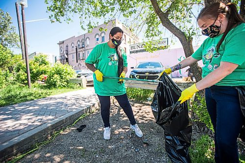 MIKAELA MACKENZIE / WINNIPEG FREE PRESS

Tasheena Henry (left) and Blair Strong pick up garbage around Thunderbird House in a community clean-up organized by Treaty One Nation, Treaty One Development Corporation, Swan Lake First Nation and Anishinaabe Bimishimo in Winnipeg on Monday, June 14, 2021. Standup.
Winnipeg Free Press 2021.