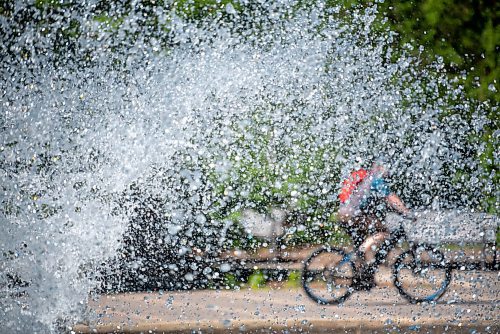 ALEX LUPUL / WINNIPEG FREE PRESS  

A person bikes past a water fountain near The Park Café at Assiniboine Park in Winnipeg on Monday, June 14, 2021.