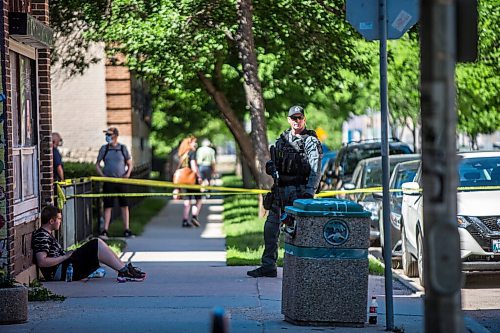 MIKAELA MACKENZIE / WINNIPEG FREE PRESS

Police investigate the scene of a shooting at Young and Westminster in Winnipeg on Monday, June 14, 2021. For Malak story.
Winnipeg Free Press 2021.