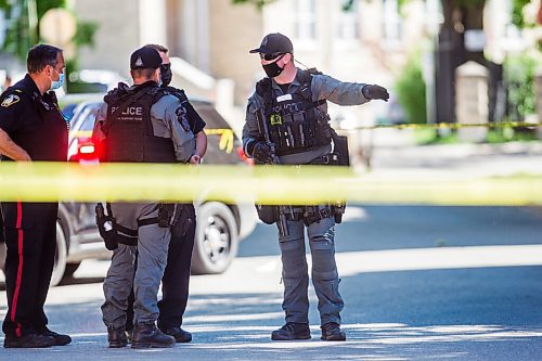 MIKAELA MACKENZIE / WINNIPEG FREE PRESS

Police investigate the scene of a shooting at Young and Westminster in Winnipeg on Monday, June 14, 2021. For Malak story.
Winnipeg Free Press 2021.