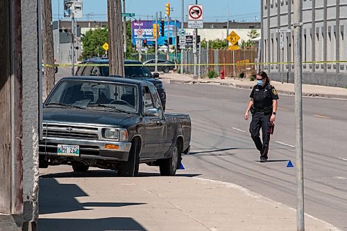 ALEX LUPUL / WINNIPEG FREE PRESS  

Police officers work the scene of a motor vehicle collision involving a pedestrian near the corner of Logan Avenue and Tecumseh Street in Winnipeg on Tuesday, June 15, 2021.