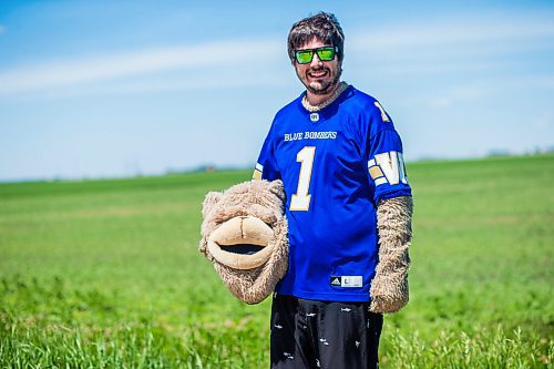 MIKAELA MACKENZIE / WINNIPEG FREE PRESS

Sean Schmatkow, aka Bomber Fan Ted, poses for a portrait in his fan gear at his home in Ste. Anne on Tuesday, June 15, 2021. For Taylor story.
Winnipeg Free Press 2021.