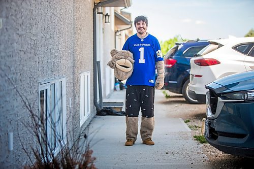 MIKAELA MACKENZIE / WINNIPEG FREE PRESS

Sean Schmatkow, aka Bomber Fan Ted, poses for a portrait in his fan gear at his home in Ste. Anne on Tuesday, June 15, 2021. For Taylor story.
Winnipeg Free Press 2021.