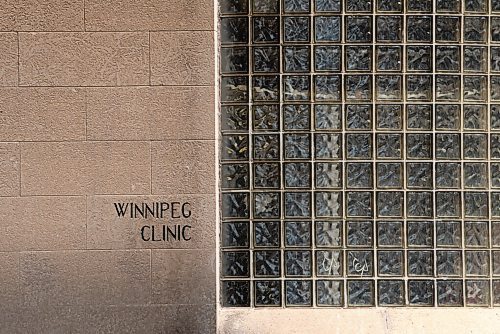 ALEX LUPUL / WINNIPEG FREE PRESS  

The exterior of the Winnipeg Clinic is photographed on Wednesday, June 16, 2021. Its distinctive curved lines and layered canopies make it a familiar landmark in Winnipeg's downtown.