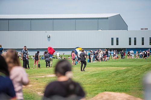 MIKAELA MACKENZIE / WINNIPEG FREE PRESS

A line-up winds through the sports fields for folks hoping to get a drop-in second dose at the Leila vaccine supersite in Winnipeg on Wednesday, June 16, 2021. For Danielle story.
Winnipeg Free Press 2021.