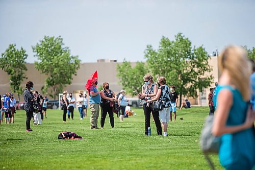 MIKAELA MACKENZIE / WINNIPEG FREE PRESS

A line-up winds through the sports fields for folks hoping to get a drop-in second dose at the Leila vaccine supersite in Winnipeg on Wednesday, June 16, 2021. For Danielle story.
Winnipeg Free Press 2021.