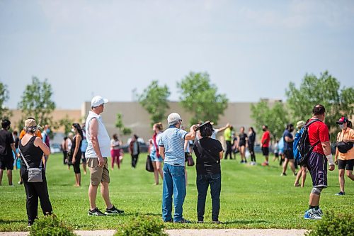 MIKAELA MACKENZIE / WINNIPEG FREE PRESS

A line-up winds through the sports fields for folks hoping to get a drop-in second dose at the Leila vaccine supersite in Winnipeg on Wednesday, June 16, 2021. For Danielle story.
Winnipeg Free Press 2021.