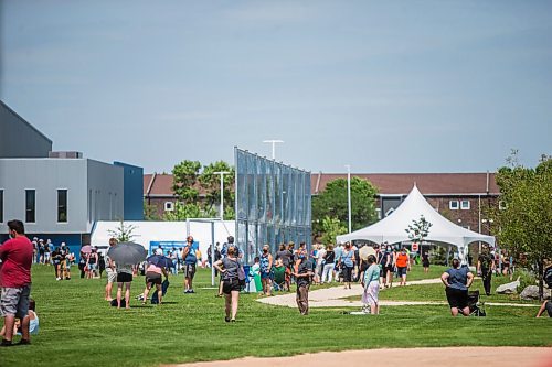 MIKAELA MACKENZIE / WINNIPEG FREE PRESS

A line-up winds through the sports fields for folks hoping to get a drop-in second dose at the Leila vaccine supersite in Winnipeg on Wednesday, June 16, 2021. For Danielle story.
Winnipeg Free Press 2021.