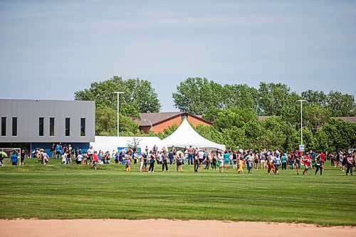 MIKAELA MACKENZIE / WINNIPEG FREE PRESS

A line-up winds through the sports fields for folks hoping to get a drop-in second dose at the Leila vaccine supersite in Winnipeg on Wednesday, June 16, 2021. For Danielle story.
Winnipeg Free Press 2021.