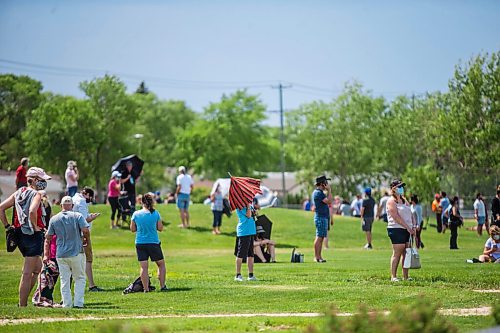 MIKAELA MACKENZIE / WINNIPEG FREE PRESS

A line-up winds through the sports fields for folks hoping to get a drop-in second dose at the Leila vaccine supersite in Winnipeg on Wednesday, June 16, 2021. For Danielle story.
Winnipeg Free Press 2021.