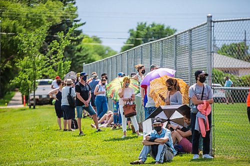 MIKAELA MACKENZIE / WINNIPEG FREE PRESS

A line-up winds through the sports fields for folks hoping to get a drop-in second dose at the Leila vaccine supersite in Winnipeg on Wednesday, June 16, 2021. For Danielle story.
Winnipeg Free Press 2021.