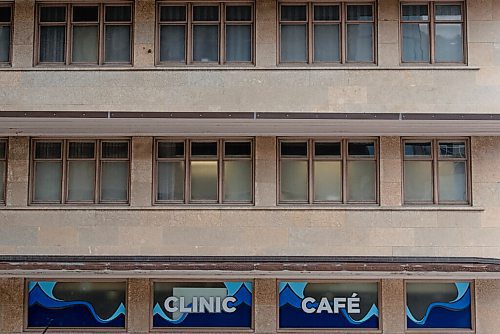 ALEX LUPUL / WINNIPEG FREE PRESS  

The exterior of the Winnipeg Clinic is photographed on Wednesday, June 16, 2021. Its distinctive curved lines and layered canopies make it a familiar landmark in Winnipeg's downtown.