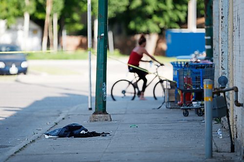 JOHN WOODS / WINNIPEG FREE PRESS
Police attend an assault scene and close off Dufferin at Main Wednesday, June 16, 2021. 

Reporter: ?