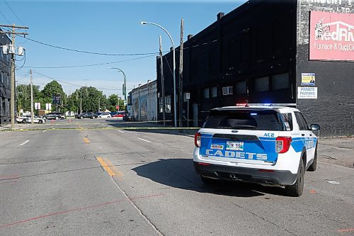 JOHN WOODS / WINNIPEG FREE PRESS
Police attend an assault scene and close off Dufferin at Main Wednesday, June 16, 2021. 

Reporter: ?