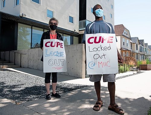 ALEX LUPUL / WINNIPEG FREE PRESS  

From left, employees Natalia Toledo and Athanase Mutana picket outside of Welcome Place in Winnipeg on Thursday, June 17, 2021.

Reporter: Cody Sellar