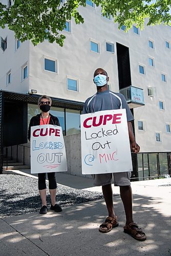 ALEX LUPUL / WINNIPEG FREE PRESS  

From left, employees Natalia Toledo and Athanase Mutana picket outside of Welcome Place in Winnipeg on Thursday, June 17, 2021.

Reporter: Cody Sellar