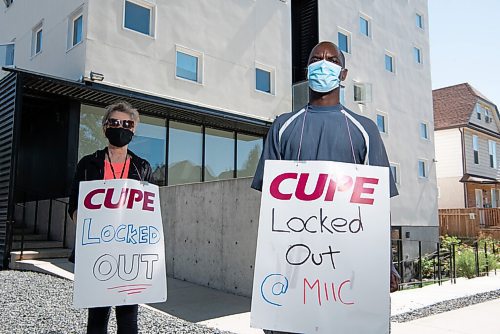 ALEX LUPUL / WINNIPEG FREE PRESS  

From left, employees Natalia Toledo and Athanase Mutana picket outside of Welcome Place in Winnipeg on Thursday, June 17, 2021.

Reporter: Cody Sellar