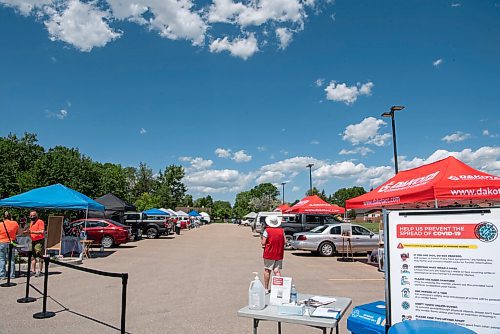 ALEX LUPUL / WINNIPEG FREE PRESS  

The Inaugural Farmer's and Artisans' Market is photographed outside of the Dakota Fieldhouse in Winnipeg on Thursday, June 17, 2021. More than a dozen vendors were on site selling items ranging from food to homegrown crafts.