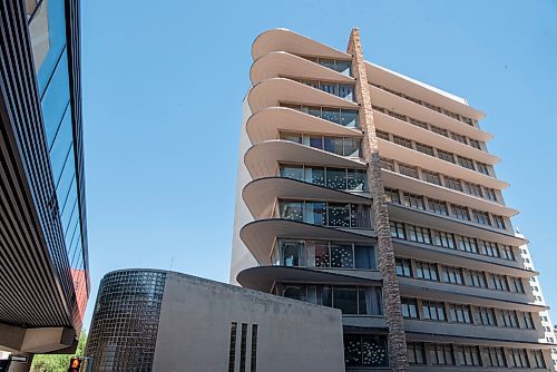 ALEX LUPUL / WINNIPEG FREE PRESS  

The exterior of the Winnipeg Clinic is photographed on Thursday, June 17, 2021. Its distinctive curved lines and layered canopies make it a familiar landmark in Winnipeg's downtown.