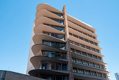 ALEX LUPUL / WINNIPEG FREE PRESS  

The exterior of the Winnipeg Clinic is photographed on Thursday, June 17, 2021. Its distinctive curved lines and layered canopies make it a familiar landmark in Winnipeg's downtown.