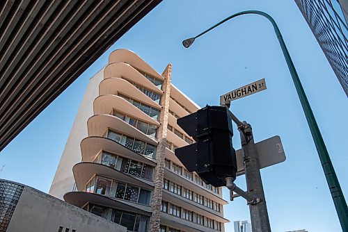 ALEX LUPUL / WINNIPEG FREE PRESS  

The exterior of the Winnipeg Clinic is photographed on Thursday, June 17, 2021. Its distinctive curved lines and layered canopies make it a familiar landmark in Winnipeg's downtown.