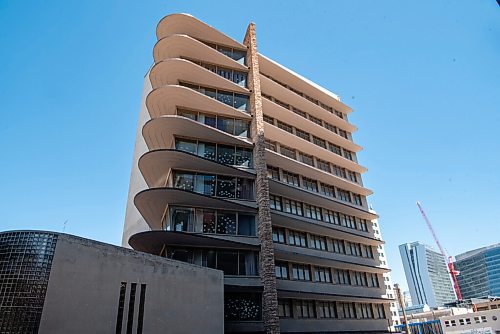 ALEX LUPUL / WINNIPEG FREE PRESS  

The exterior of the Winnipeg Clinic is photographed on Thursday, June 17, 2021. Its distinctive curved lines and layered canopies make it a familiar landmark in Winnipeg's downtown.