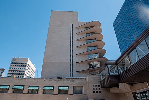 ALEX LUPUL / WINNIPEG FREE PRESS  

The exterior of the Winnipeg Clinic is photographed on Thursday, June 17, 2021. Its distinctive curved lines and layered canopies make it a familiar landmark in Winnipeg's downtown.