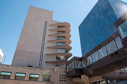 ALEX LUPUL / WINNIPEG FREE PRESS  

The exterior of the Winnipeg Clinic is photographed on Thursday, June 17, 2021. Its distinctive curved lines and layered canopies make it a familiar landmark in Winnipeg's downtown.