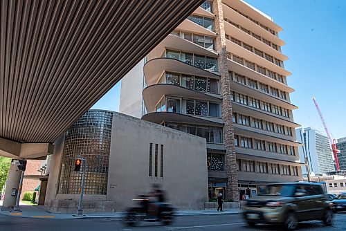 ALEX LUPUL / WINNIPEG FREE PRESS  

The exterior of the Winnipeg Clinic is photographed on Thursday, June 17, 2021. Its distinctive curved lines and layered canopies make it a familiar landmark in Winnipeg's downtown.