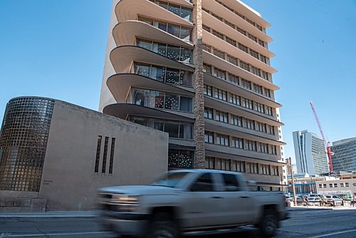 ALEX LUPUL / WINNIPEG FREE PRESS  

The exterior of the Winnipeg Clinic is photographed on Thursday, June 17, 2021. Its distinctive curved lines and layered canopies make it a familiar landmark in Winnipeg's downtown.