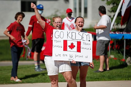 JOHN WOODS / WINNIPEG FREE PRESS
Winnipeg swimmer Kelsey Wog is greeted by her neighbour Sheri Skwarchuk Thursday, June 17, 2021. Residents of Wogs street gathered at the end of their driveways to wish her well at the national swimming trials. 

Reporter: Sawatzki