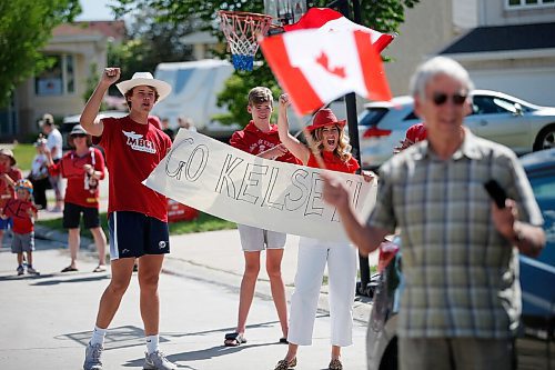 JOHN WOODS / WINNIPEG FREE PRESS
Winnipeg swimmer Kelsey Wog is greeted by her neighbours Thursday, June 17, 2021. Residents of Wogs street gathered at the end of their driveways to wish her well as she heads off to the national swimming trials. 

Reporter: Sawatzki