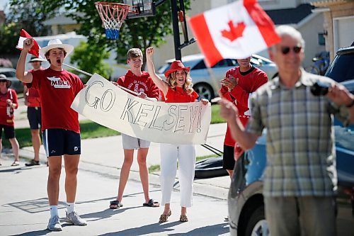 JOHN WOODS / WINNIPEG FREE PRESS
Winnipeg swimmer Kelsey Wog is greeted by her neighbours Thursday, June 17, 2021. Residents of Wogs street gathered at the end of their driveways to wish her well as she heads off to the national swimming trials. 

Reporter: Sawatzki