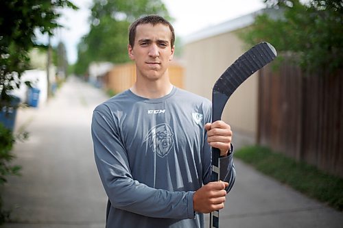 MIKE DEAL / WINNIPEG FREE PRESS
NHL draft prospect Carson Lambos works out in his home gym, the so-called Gritty Garage Monday morning.
See Mike Sawatzky story 
210621 - Monday, June 21, 2021.