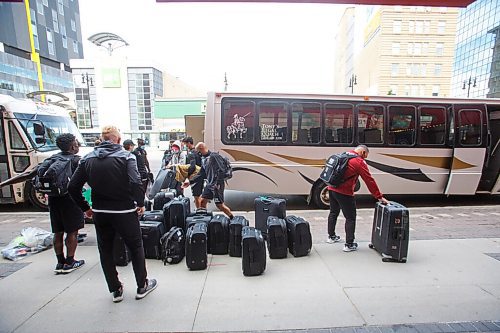 MIKE DEAL / WINNIPEG FREE PRESS
Members of the Valour FC arrive at the Raddison Hotel on Portage Avenue Monday afternoon where the Canadian Premiere League bubble has been set up.
See Taylor Allen story 
210621 - Monday, June 21, 2021.