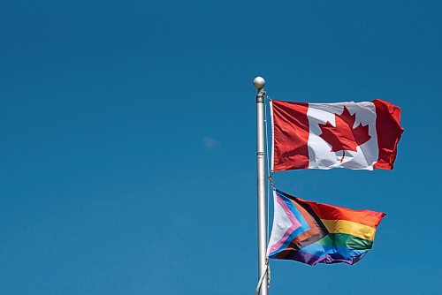 ALEX LUPUL / WINNIPEG FREE PRESS  

Canadian and Pride flags fly above a Winnipeg school on Tuesday, June 22, 2021. Schools received a note from the Seven Oaks School Division stating that it is against provincial and federal protocols to have the two flags on one pole.