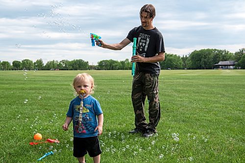 ALEX LUPUL / WINNIPEG FREE PRESS  

Jeremy Wilde and his son Oz have fun playing with bubbles at Assiniboine Park in Winnipeg on Tuesday, June 22, 2021.