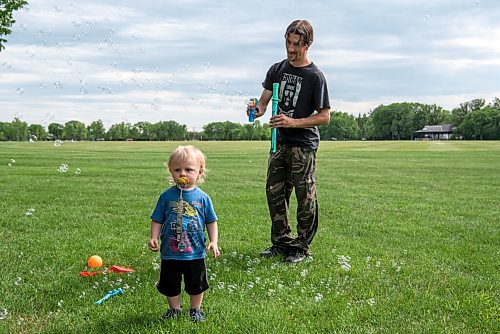 ALEX LUPUL / WINNIPEG FREE PRESS  

Jeremy Wilde and his son Oz have fun playing with bubbles at Assiniboine Park in Winnipeg on Tuesday, June 22, 2021.